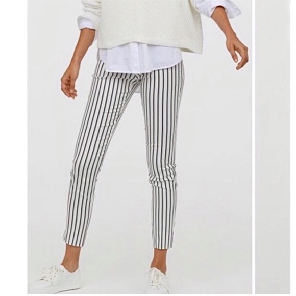 H&M white/navy pinstriped stretchy flat front slacks size 8 (fits like a 5) - Picture 2 of 9